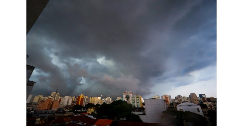 Dia vira noite: chuva se espalha, e toda a cidade de SP entra em estado de atenção para alagamentos; mais de 80 mil imóveis estão sem luz