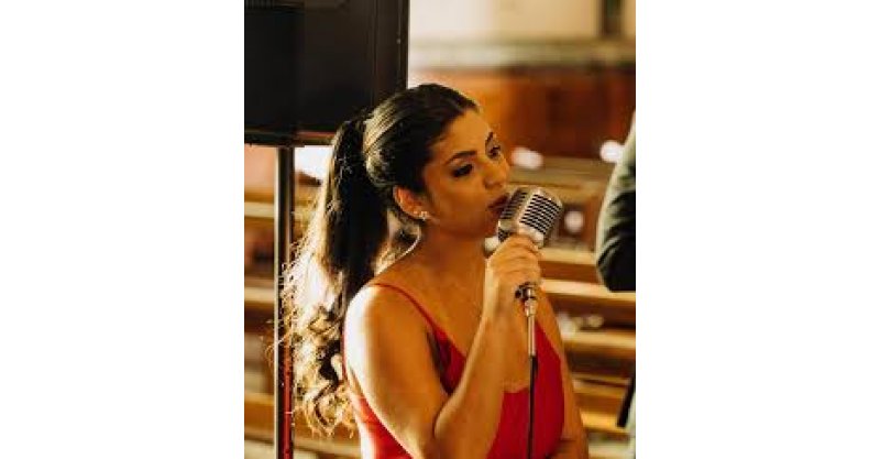 Do violão aos altares: Thaiane Madeira espalha o amor pelo Sul catarinense