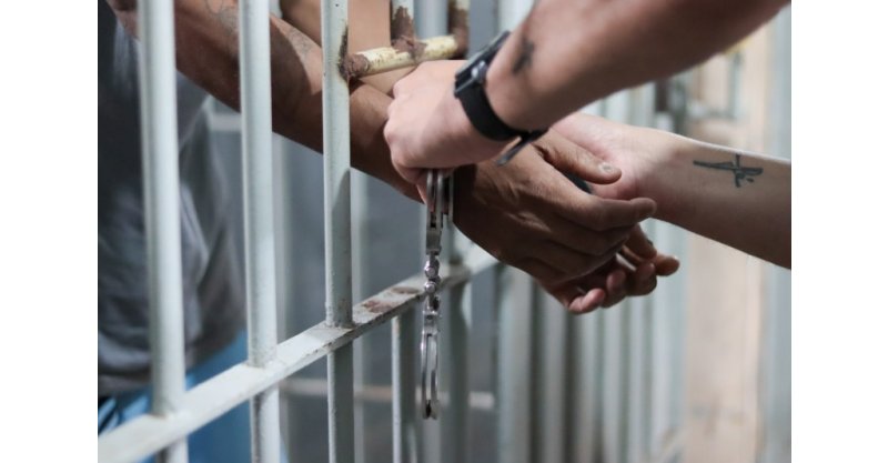 Dois homens são detidos em diferentes pontos de Imbituba; um deles por homicídio