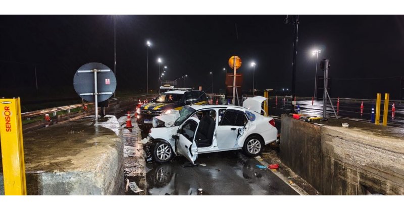  Mulher morre após carro bater contra mureta em praça de pedágio na BR-101, em São João do Sul