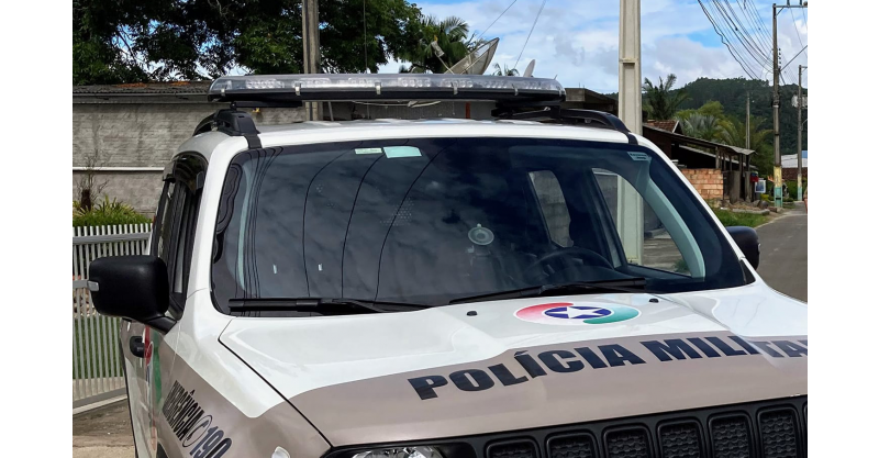 Em Imbituba, mulher segura ladrão que furtava sua bicicleta até a chegada da PM