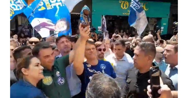 Em meio à polêmica, Flávio e Tarcísio fazem gesto com imagem de Nossa Senhora Aparecida em SP