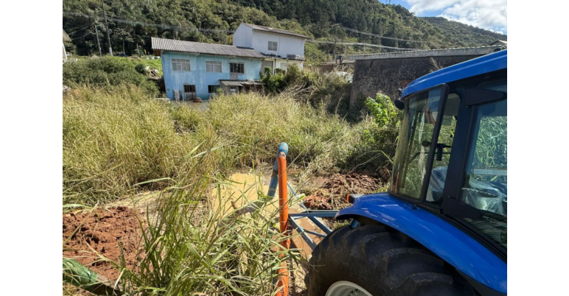 Equipes da Prefeitura atuam na retirada de água de residências no bairro Vila Nova