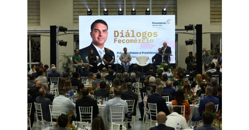 Fecomércio SC entrega reivindicações do setor produtivo a Flávio Bolsonaro em jantar na Capital