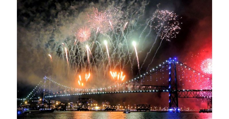 Florianópolis encanta com show de fogos na Ponte Hercílio Luz para celebrar chegada de 2026