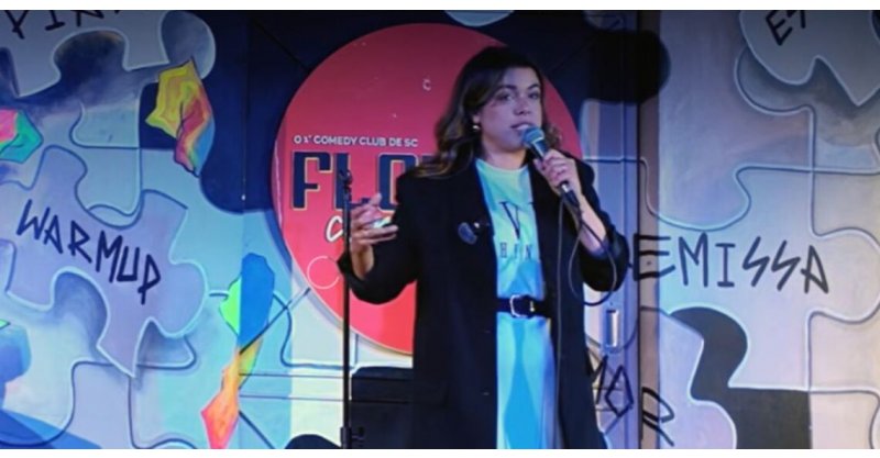 Florianópolis: humorista é atacada durante show após mulher invadir palco e arremessar cadeira