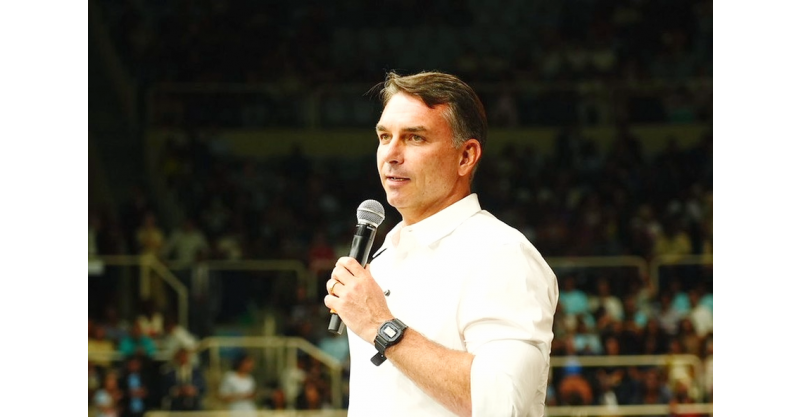 Flávio Bolsonaro diz que não vai a debate da Band, marcado para o próximo domingo