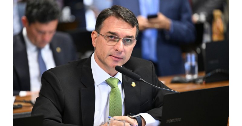 Flávio Bolsonaro pede investigação contra ex-nora de Lula ao TCU por desvios no MEC