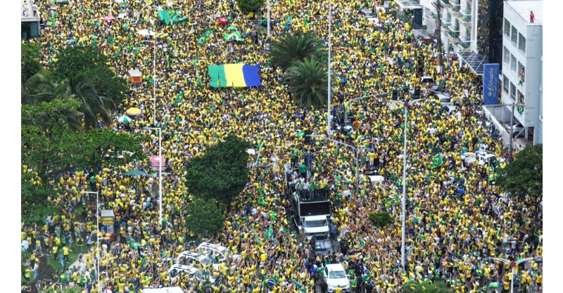 Flávio Bolsonaro reúne Tarcísio, Nikolas Ferreira e outros aliados em ato de campanha na orla de Vitória