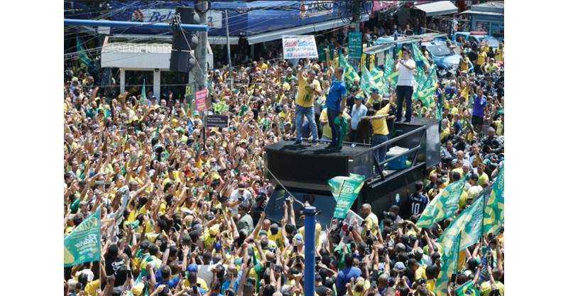 Flávio Bolsonaro chega à Avenida Paulista para ato com milhares de apoiadores