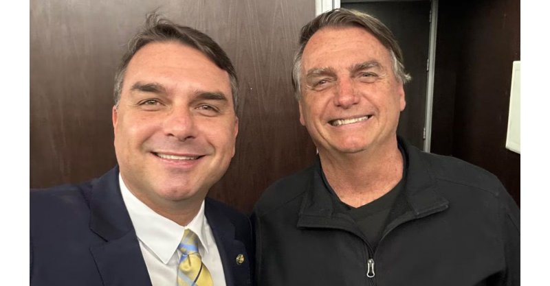 Flávio vira advogado de Bolsonaro e repete tática do PT