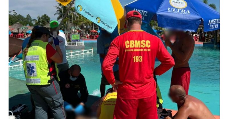 Funcionário de parque aquático morre após cair em piscina no Sul de SC