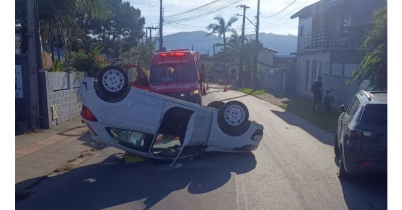 Garopaba / Capotamento deixa duas pessoas feridas após colisão com veículo  no município