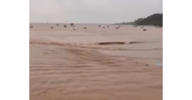 Garopaba /  Loteamento é multado em R$ 100 mil por despejo de lama em praia