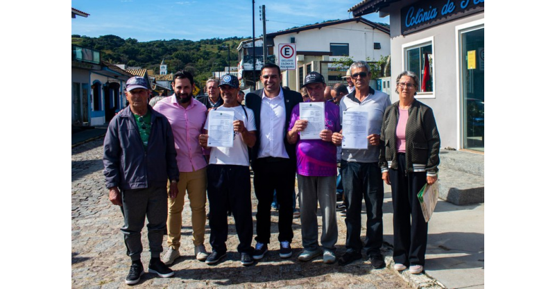 Garopaba / Ministério da Pesca e Aquicultura de SC entrega autorizações de pesca a pescadores do município