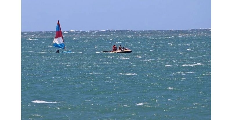 Garopaba / Veleiro naufraga na Praia Central da cidade e tripulantes precisam ser resgatados pelos Bombeiros