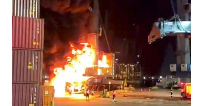 Guindaste pega fogo e fica totalmente destruído no Porto de Itajaí