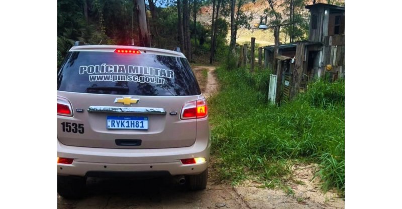 Homem de 60 anos é preso por tráfico em Imbituba após PM encontrar quase 20 kg de drogas e arma