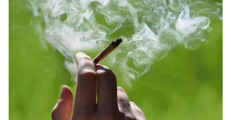 Homem é flagrado fumando maconha em público e acaba detido pela PM em Imbituba