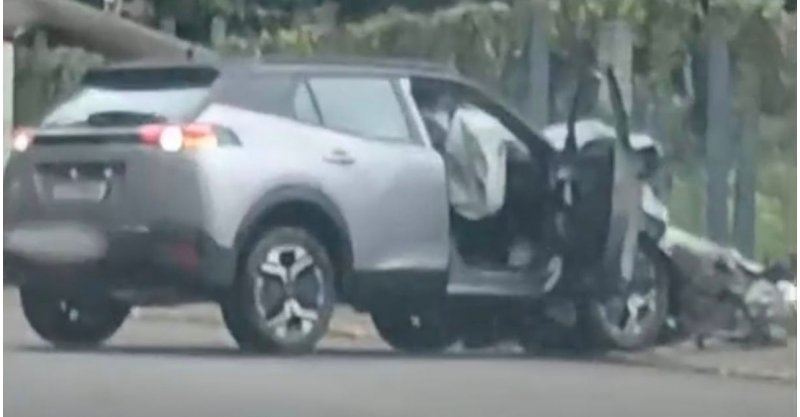 Homem persegue namorada após discussão, bate carro contra poste e danifica rede elétrica 