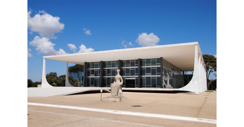 Homem tenta entrar no STF, é contido por seguranças e diz ser ‘imperador das Forças Armadas do Brasil’