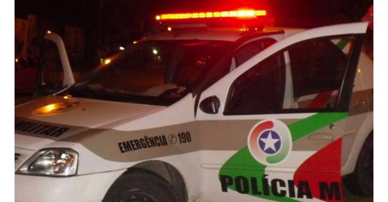 Homens furam barreira policial em cidade/SC e abandonam carro com dinheiro/arma/roupas