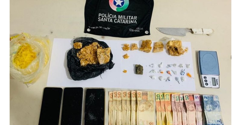 Homens são presos com entorpecentes, dinheiro e aparelhos celulares em Balneário Arroio do Silva