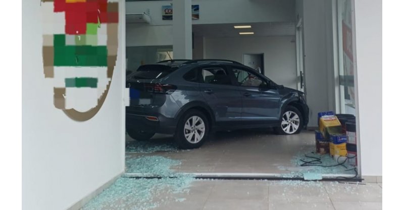Idosa confunde pedais, invade loja de tintas e acaba hospitalizada em SC