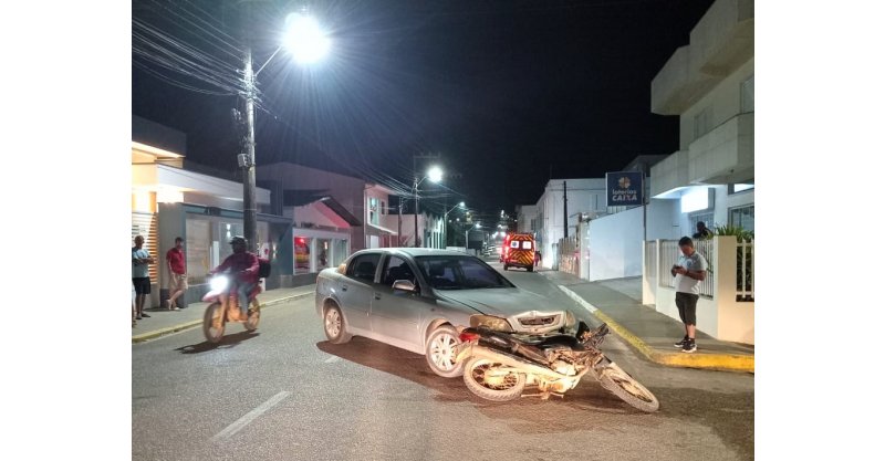 Imaruí / Acidente deixa motociclista ferido após colisão com carro na noite desta sexta, no Centro da cidade
