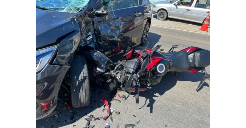 Imaruí / Acidente entre carro e moto deixa um morto e uma mulher gravemente ferida