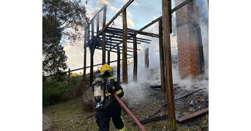 Imaruí / Incêndio destrói casa no interior de Imaruí