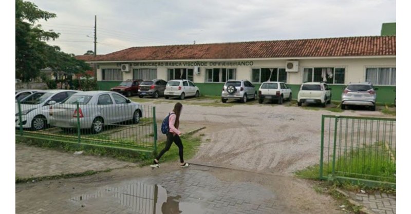 Imbituba / Adolescente suspeito de traficar em frente a escola é apreendido com cocaína 