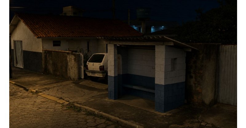 Imbituba : Casal é preso em ponto de ônibus usando roupas furtadas de loja