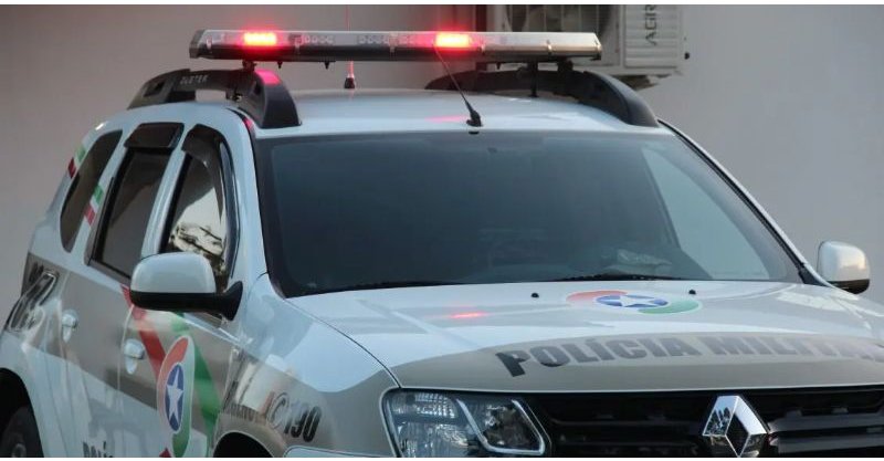 Imbituba: criminosos armados roubam carro de casal e capotam veículo durante fuga