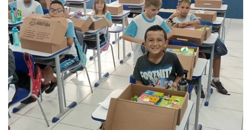 Imbituba entrega kits esportivos a todas as escolas da rede municipal