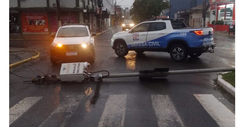 Imbituba / Fortes ventos derrubam placa e poste de monitoramento no município
