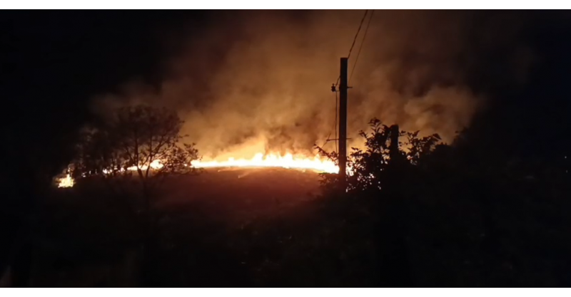 IMBITUBA / grande incêndio atinge área de vegetação no bairro Paes Leme