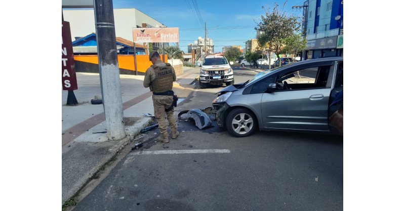 Imbituba / Mulher sofre mal súbito e bate carro de frente em poste, na tarde deste sábado, em pleno Centro da cidade