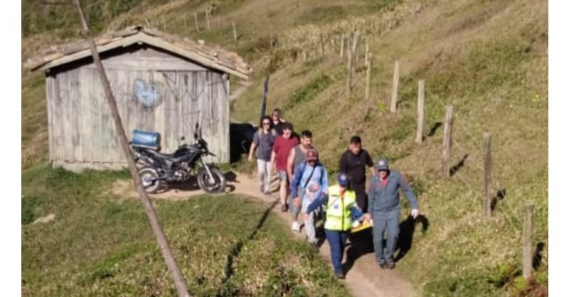 IMBITUBA / Pescador é arrastado pelo mar na Praia do Rosa e resgatado após bombeiros percorrerem trilha de 2 km