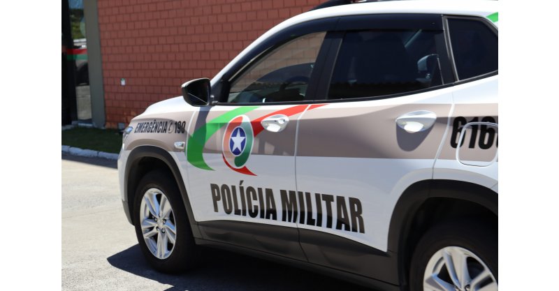 IMBITUBA / Polícia Militar prende em flagrante suspeito de tráfico de drogas em bar na cidade/menor envolvido também é apreendido
