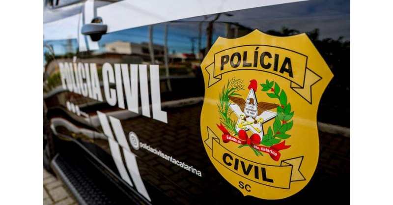 IMBITUBA / Suspeito de tentativa de homicídio e roubo é preso escondido em porta-malas