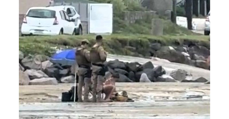 IMBITUBA / Turista argentina é abordada e advertida pela PM enquanto fazia “topless” em praia da cidade