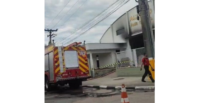 Incêndio atinge auto elétrica no bairro Humaitá em Tubarão