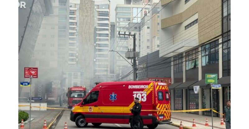 incêndio atinge mercado em Itapema e mobiliza Corpo de Bombeiros
