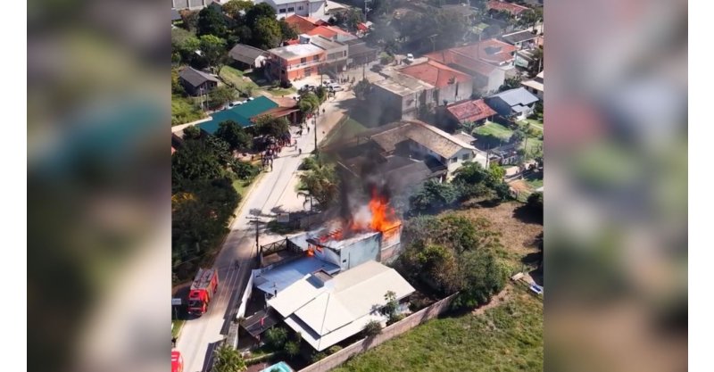 Incêndio de grandes proporções consome apartamentos de edificação em Imbituba