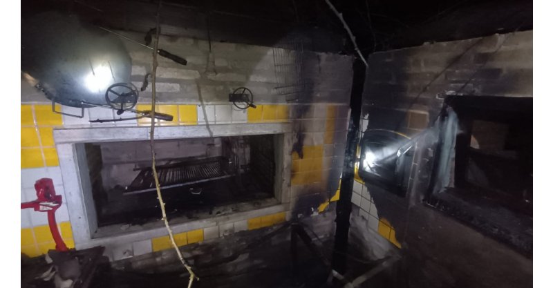 Incêndio destrói cozinha de estabelecimento comercial durante a madrugada
