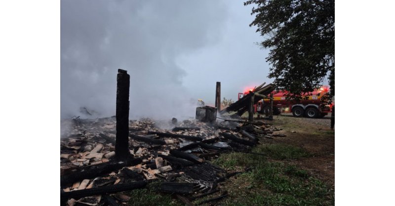 Incêndio destrói pavilhão em Nova Veneza