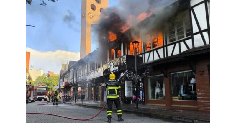 Incêndio destrói prédio histórico no Centro de Blumenau
