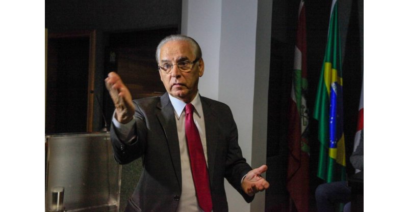 Jornalista Moacir Pereira recebe honraria “Amigo da Memória do Poder Judiciário Catarinense”
