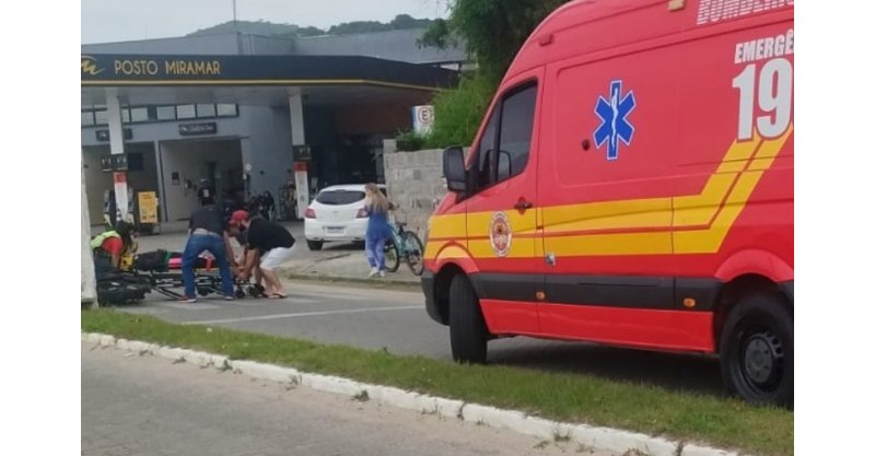 LAGUNA / Colisão entre carro e moto deixa mulher ferida, no Centro